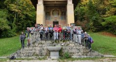 die-sportlichen-wanderer-vor-der-mauruskapelle
